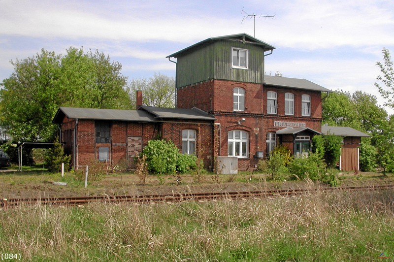 Bahn 084.jpg - Ehemaliger Bahnhof Fretzdorf in Mecklenburg an der Strecke Wittstock - Neuruppin.